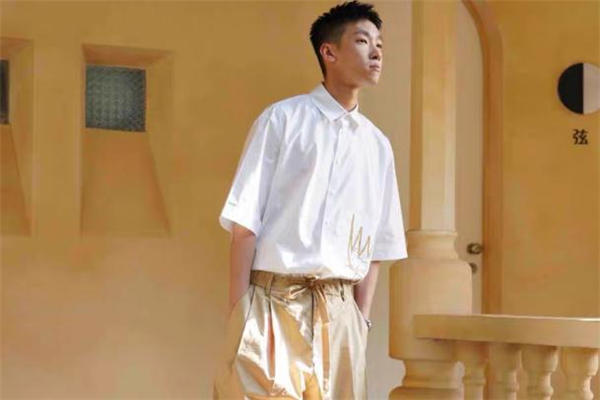 白色短袖衬衫配什么裤子 白色短袖衬衫搭配图片