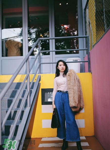 牛仔裤怎么搭配最好看？牛仔裤搭配什么上衣？