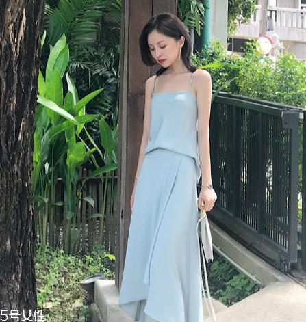 夏天穿什么颜色衣服显白？夏天最显白的衣服颜色