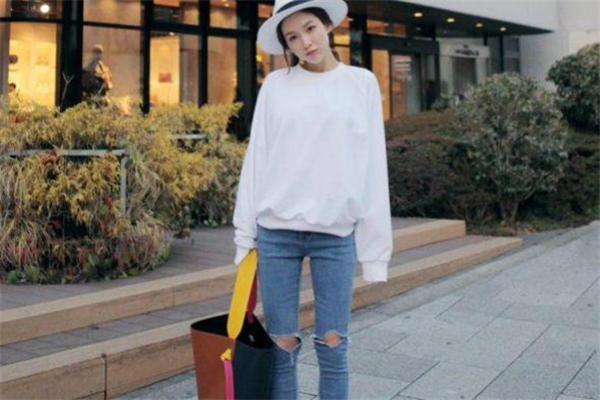 白色卫衣配什么裤子好看 白色卫衣搭配裤子图片