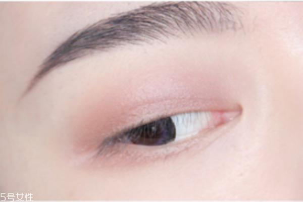 红色眼影妆容画法 冷艳混血大眼妆教程