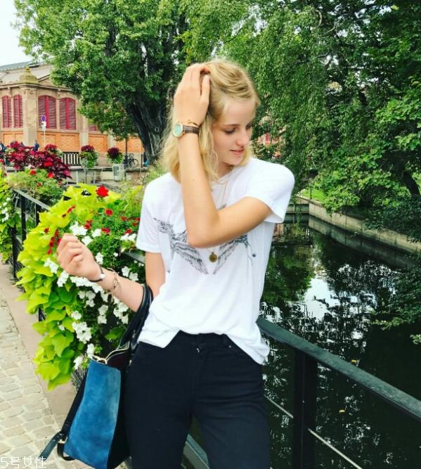 白色t恤染血怎么去掉 白色t恤有锈怎么办