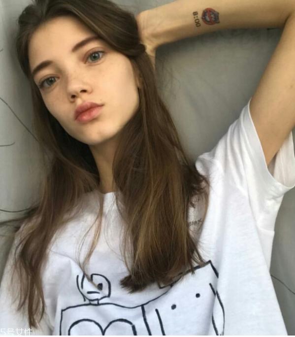 白色t恤染血怎么去掉 白色t恤有锈怎么办