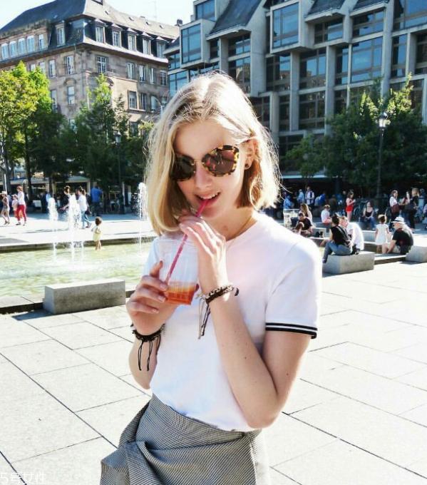 白色t恤染血怎么去掉 白色t恤有锈怎么办