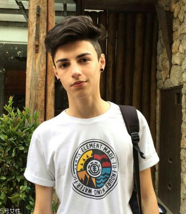 白色t恤染血怎么去掉 白色t恤有锈怎么办