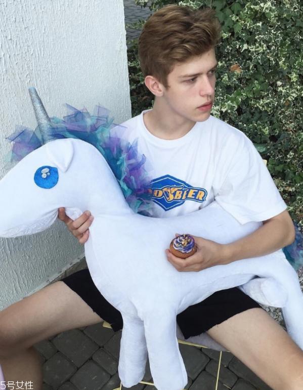 白色t恤染血怎么去掉 白色t恤有锈怎么办