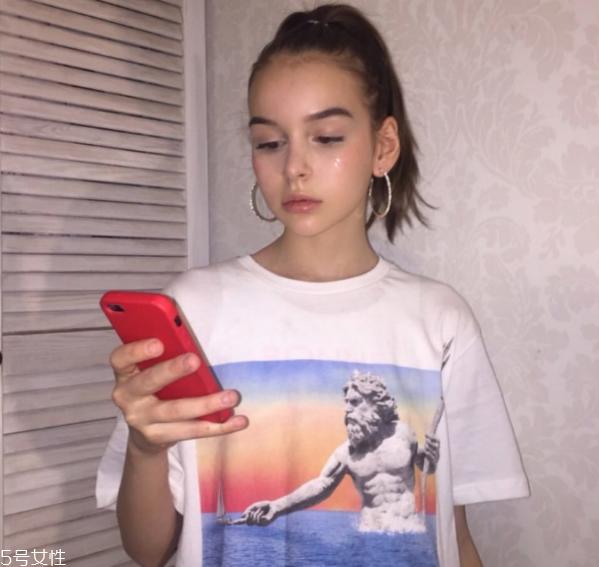 白色t恤染血怎么去掉 白色t恤有锈怎么办