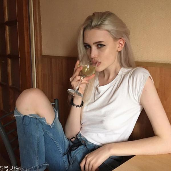 白色t恤染血怎么去掉 白色t恤有锈怎么办