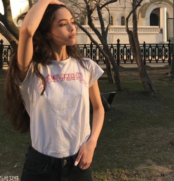 白色t恤染血怎么去掉 白色t恤有锈怎么办