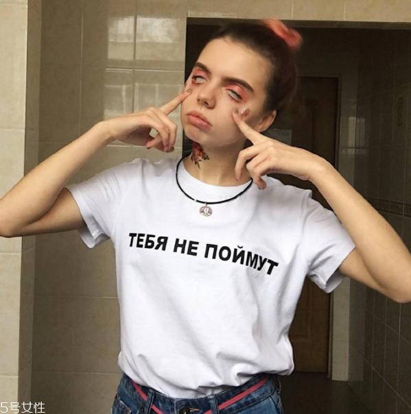 白色t恤染血怎么去掉 白色t恤有锈怎么办