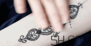 卡姿兰眼线笔怎么画_卡姿兰眼线笔画法