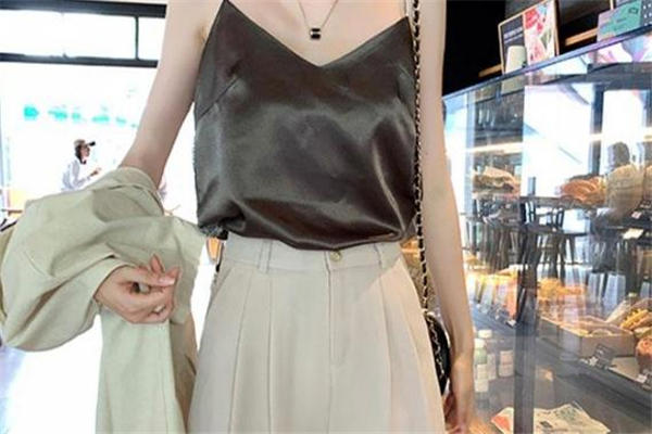 西装短裤配什么上衣 西装短裤搭配图片