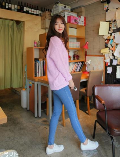 粉色针织衫搭配什么裤子？随心所欲显潮流