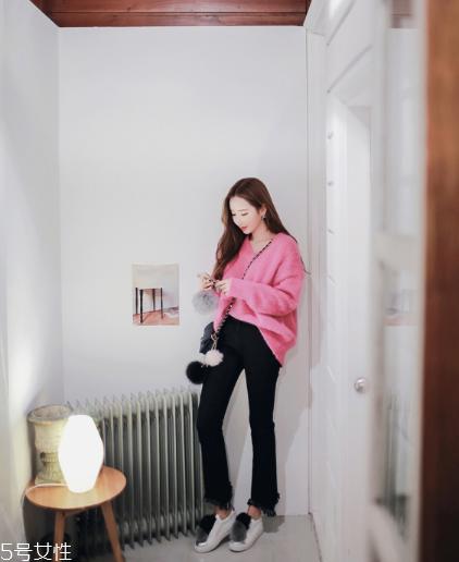 粉色针织衫搭配什么裤子？随心所欲显潮流