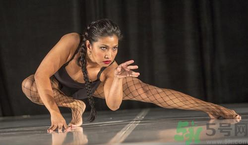 女生在跳钢管舞的时候有生理反应吗?怎样克服在跳舞时男女生理反应