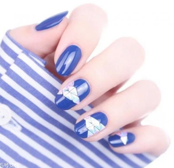 2022美甲流行色显手白 推荐这四大色