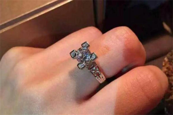 ido香榭之吻钻戒多少钱 ido香榭之吻钻戒寓意