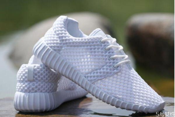 白色的网面鞋应该怎么清洗 白色的网面鞋清洗的方法