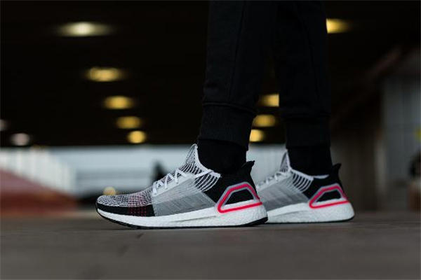 阿迪达斯ub19测评 ultraboost19脚感怎么样