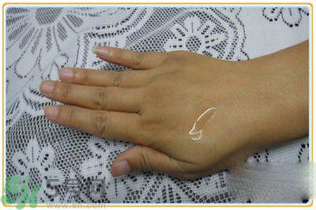 雅诗兰黛特润修护肌透精华胶囊使用方法