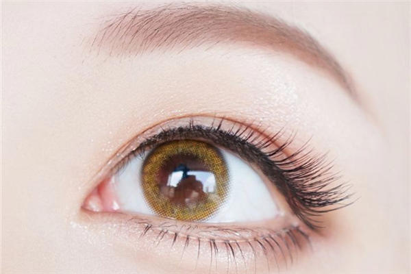 美瞳戴着雾蒙蒙的咋回事 美瞳带上老是滑怎么办