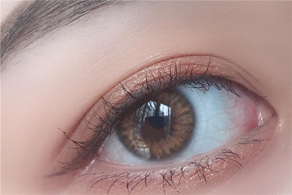 美瞳戴着雾蒙蒙的咋回事 美瞳带上老是滑怎么办