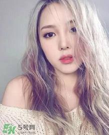 夏天头发染什么颜色好看 夏天染什么颜色的头发好看