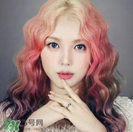 夏天头发染什么颜色好看 夏天染什么颜色的头发好看