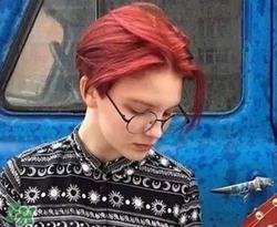 夏天头发染什么颜色好看 夏天染什么颜色的头发好看