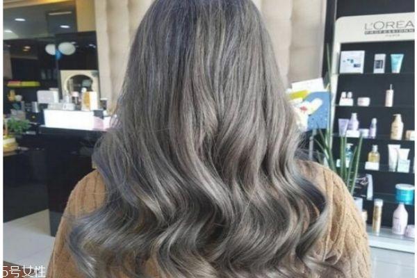 长卷发发型背影图片 学生长卷发发型图片