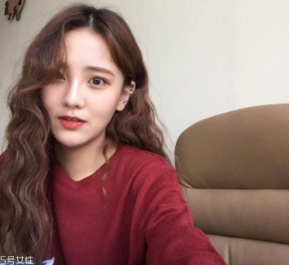 长卷发发型背影图片 学生长卷发发型图片