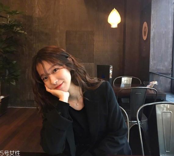 长卷发发型背影图片 学生长卷发发型图片