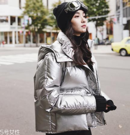 短款羽绒服怎么搭配？小个子女生的显高利器
