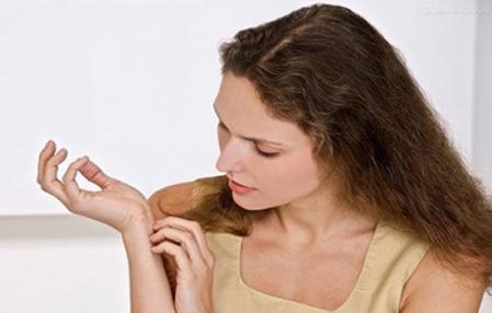 皮肤干燥为什么会痒 皮肤干燥痒怎么回事