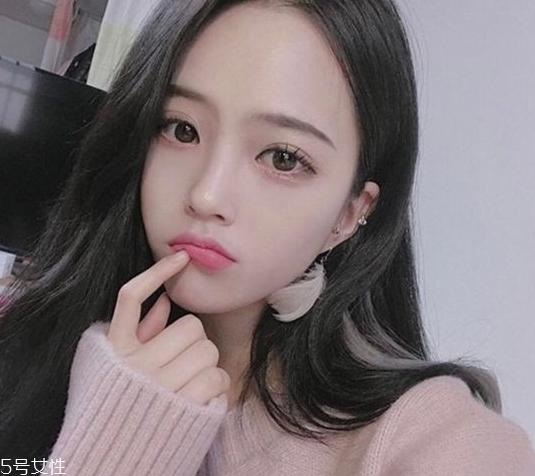 哪种颜色的头发显皮肤白 染什么颜色头发显皮肤白