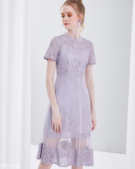 紫色连衣裙怎么搭配？轻松驾驭流行色