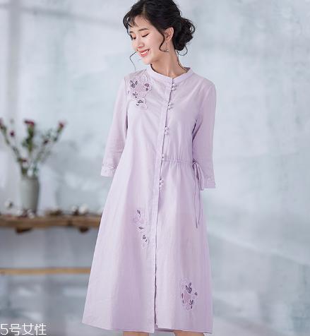 紫色连衣裙怎么搭配？轻松驾驭流行色