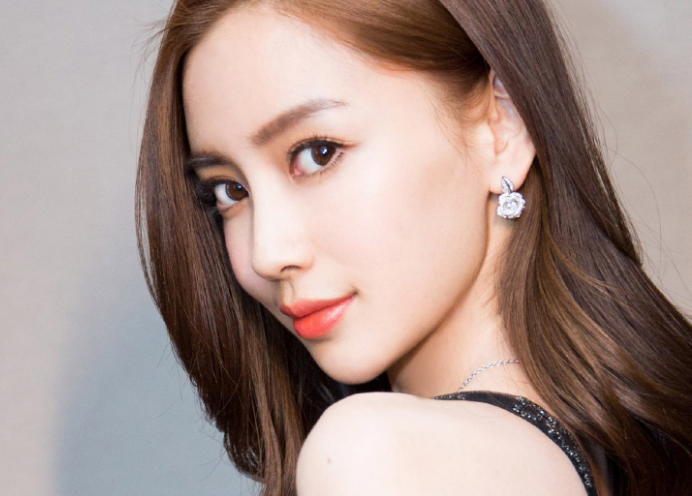 上睑下垂矫正多少钱？上睑下垂矫正要做几次