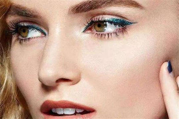 彩色眼线妆容示范