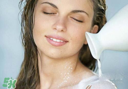 牛奶浴多久泡一次最好？牛奶浴一次泡多久？