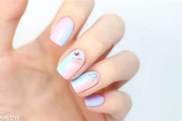 双色渐变美甲的做法 双色渐变美甲图片大全