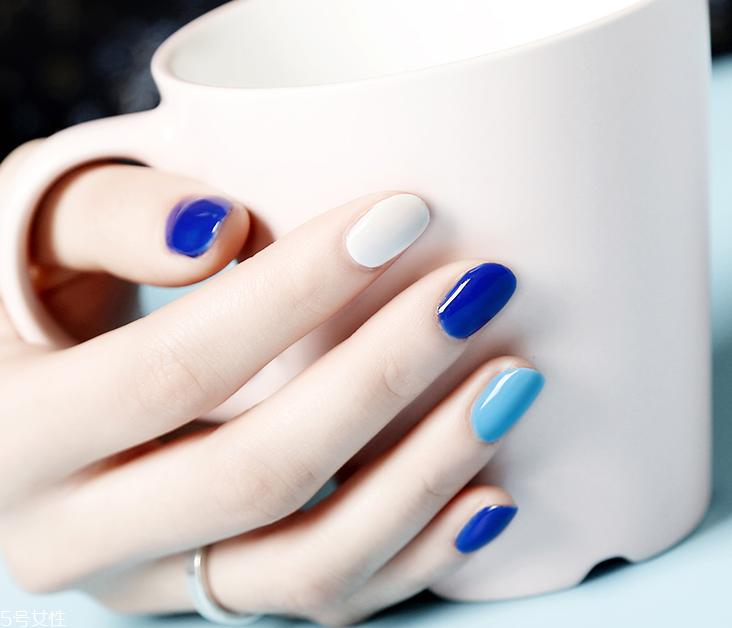 雾霾蓝指甲图片 雾霾蓝美甲样式大全