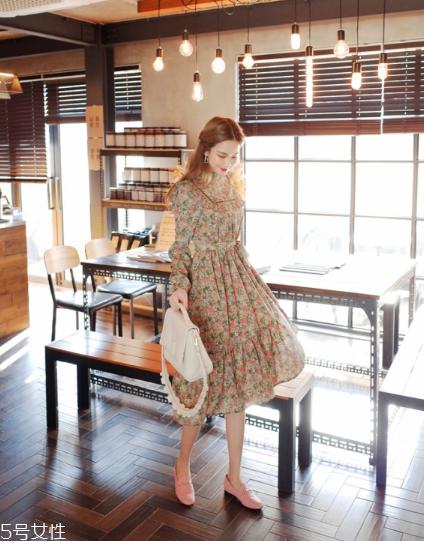 碎花连衣裙搭配什么鞋子？玩转复古甜美