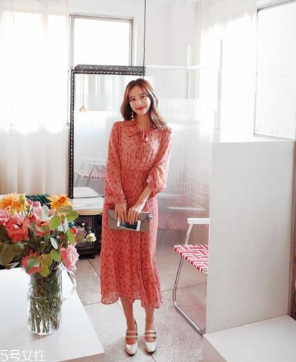 碎花连衣裙搭配什么鞋子？玩转复古甜美