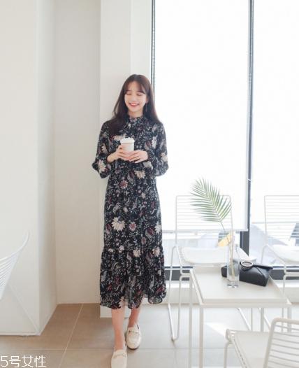 碎花连衣裙搭配什么鞋子？玩转复古甜美