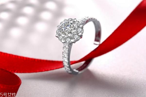 18k金钻戒价格 主要看钻石品质