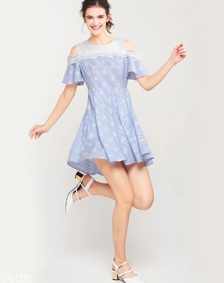 露肩连衣裙怎么搭配？露肩连衣裙搭配图片