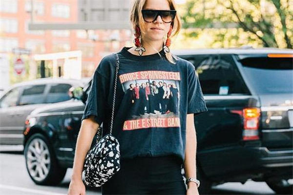 黑色t恤适合什么人穿 万能百搭款