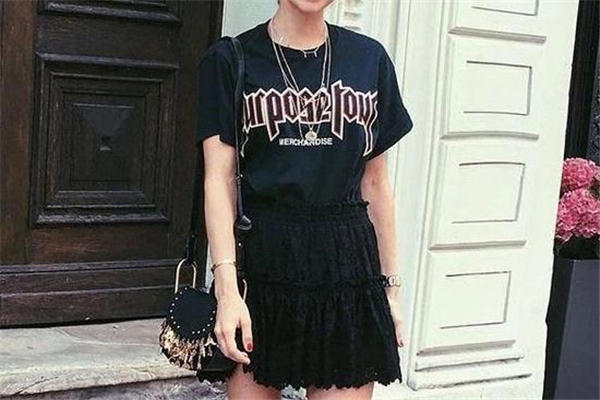 黑色t恤适合什么人穿 万能百搭款