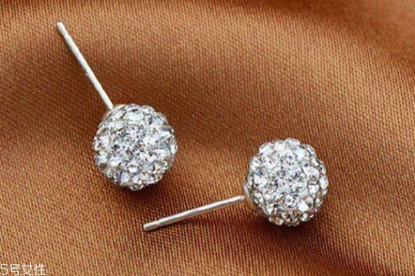 银耳环和铁耳环有什么区别呢 银耳环有什么好处呢